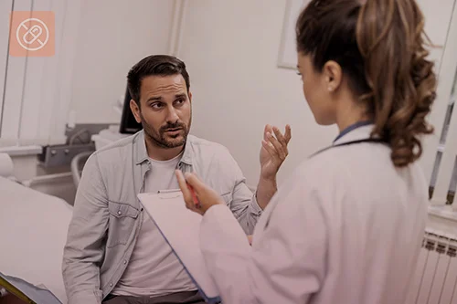 Мужчина разговаривает с врачом